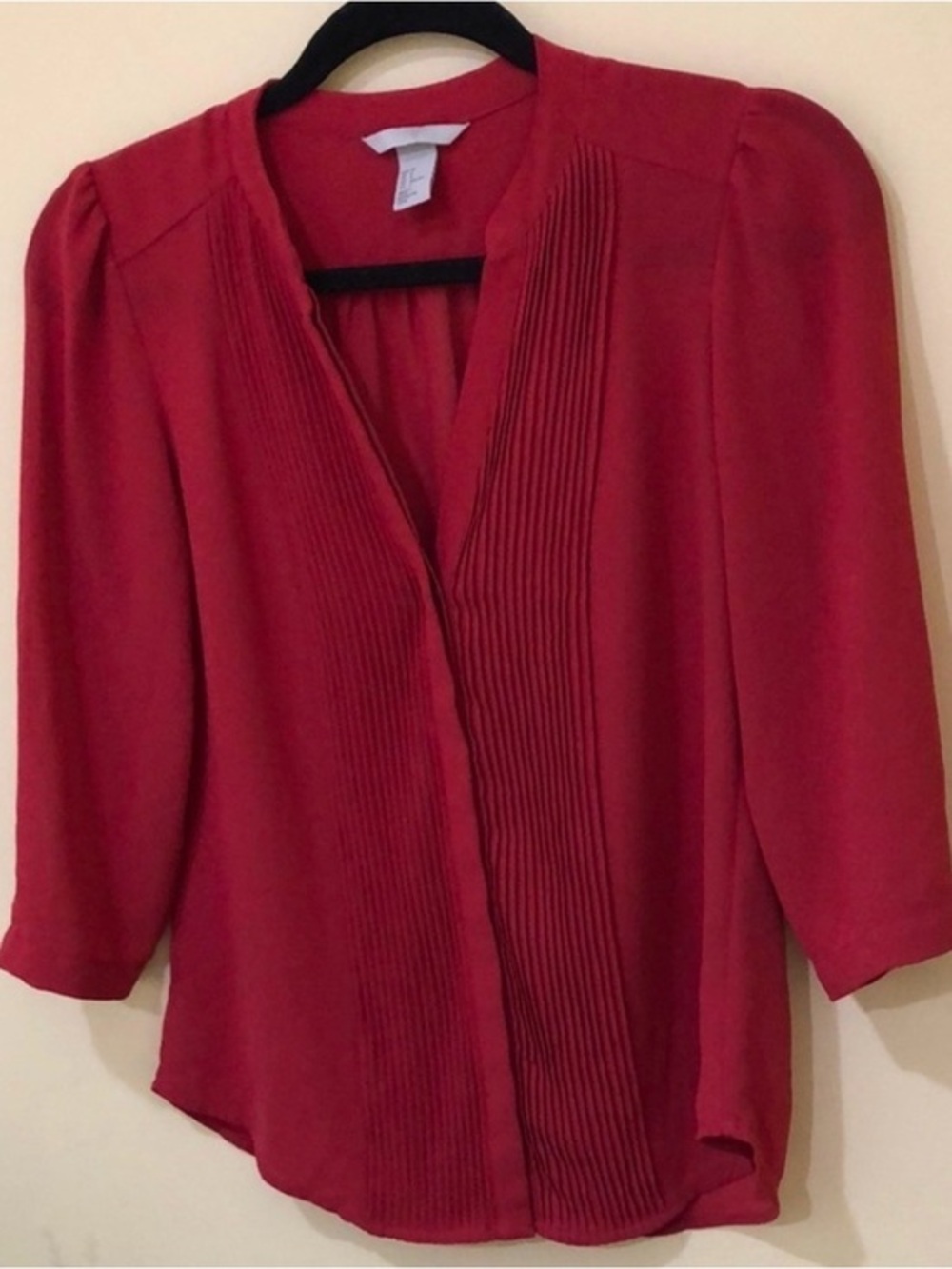 H&M Crimson Pintuck V-Neck Blouse Size 2  XS Women’s Classic top Elegant top